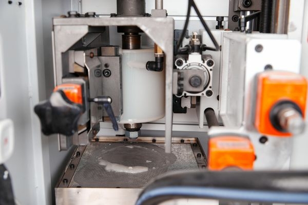 Линия УФ-окраски, сушки и шлифования торцов мебельных деталей