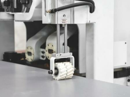 Обрабатывающий центр с ЧПУ для фрезерования отверстий в дверных полотнах и коробках под замок и петли HOLD HMD2200