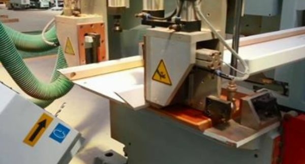 Обрабатывающий центр с ЧПУ Yuetong MDK252D