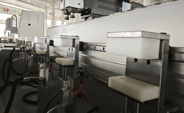 Фрезерные станки c двумя шпинделями и поворотным столом с ЧПУ ALUMIL 4000-2M SYNTEC