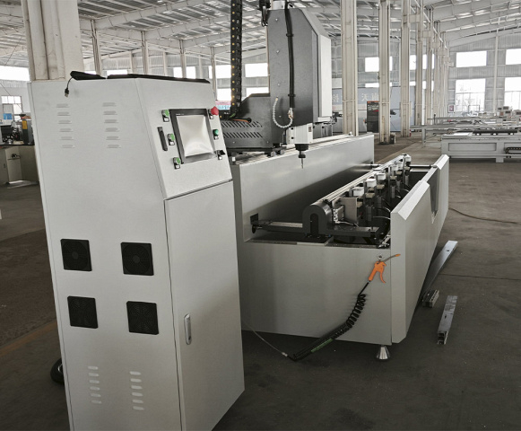 Фрезерные станки c двумя шпинделями и поворотным столом с ЧПУ ALUMIL 4000-2M SYNTEC