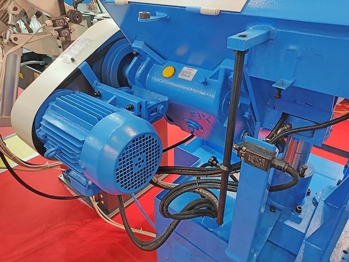 Полуавтоматический двухстоечный ленточнопильный станок G4230Z с поворотной рамой