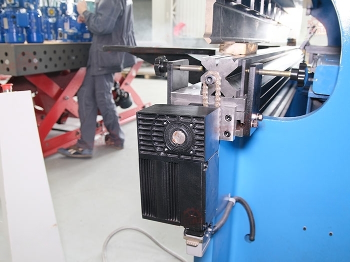 Листогибочный гидравлический пресс PBH100/3200 с руч.комп. прогиба с ЧПУ контрол. TP10S, производства Китай