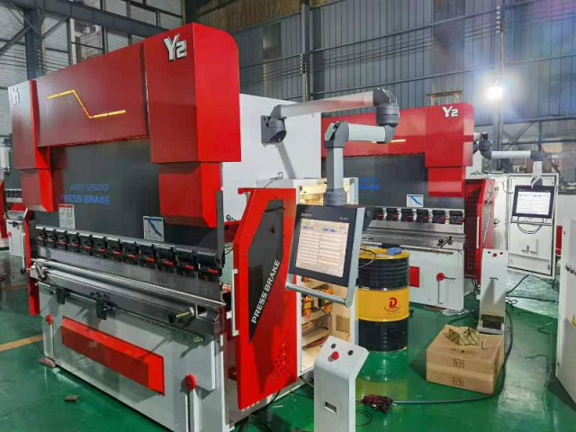 Синхронизированный гидравлический листогибочный пресс KPH 90-2600