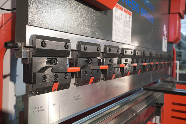 Синхронизированный гидравлический листогибочный пресс KPH 90-2600