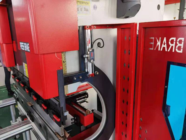 Синхронизированный гидравлический листогибочный пресс KPH 90-2600