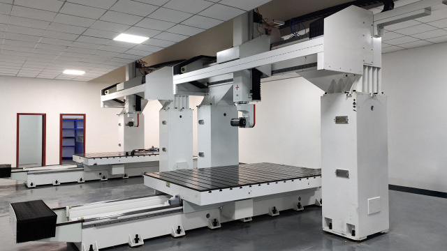 Пятиосевой обрабатывающий центр с ЧПУ QUADRO ONYX SM