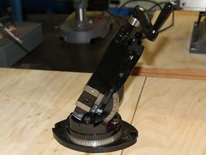 Двухосевые поворотные станочные тиски ZAS 100