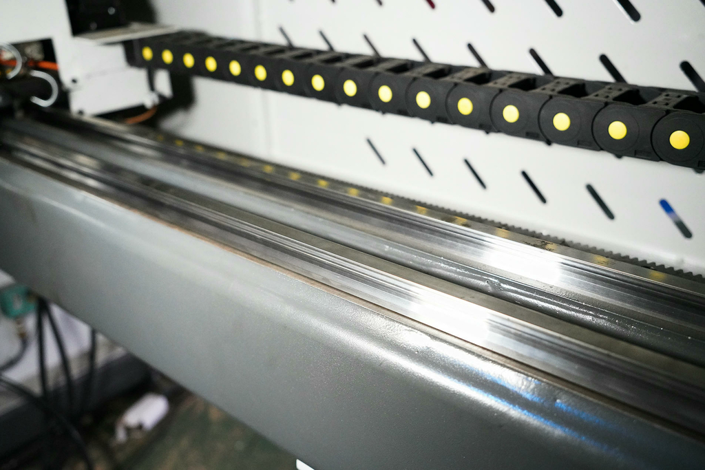 Сверлильно-присадочный центр с ЧПУ JIYU CD-612B