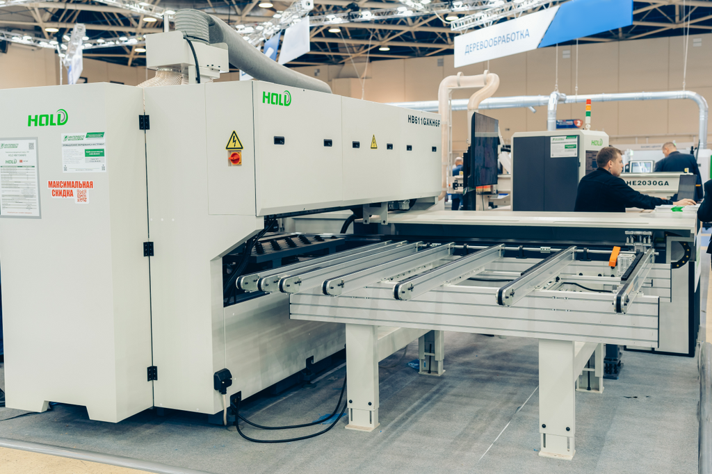 Сверлильно-присадочный станок с ЧПУ HOLD HB611GKH6FX