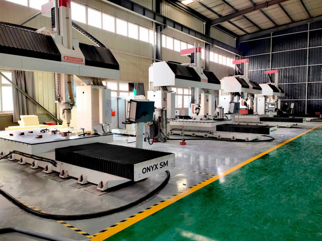 Пятиосевой обрабатывающий центр с ЧПУ QUADRO ONYX SM