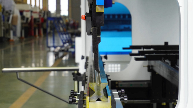 Гидравлические листогибочные прессы IRONMAC HPB-C 90/2500