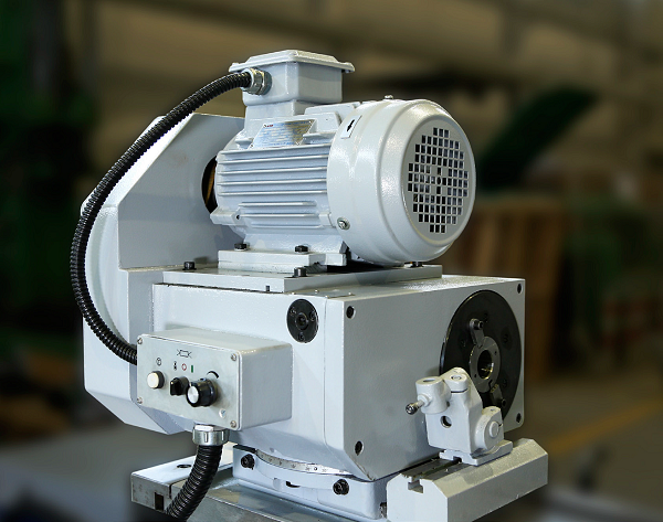 Универсальный круглошлифовальный станок UNIVEQ UGU 32300H