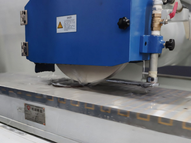 Плоскошлифовальный станок с контроллером (PLC) UNIVEQ USG 2063NC2