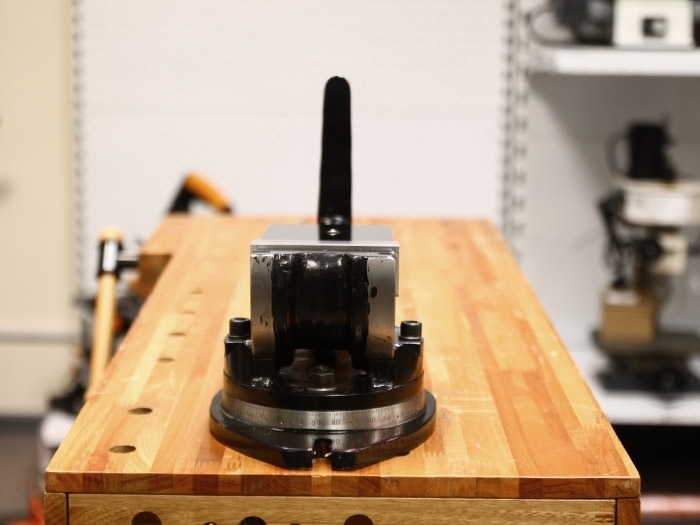 Двухосевые поворотные станочные тиски ZAS 100