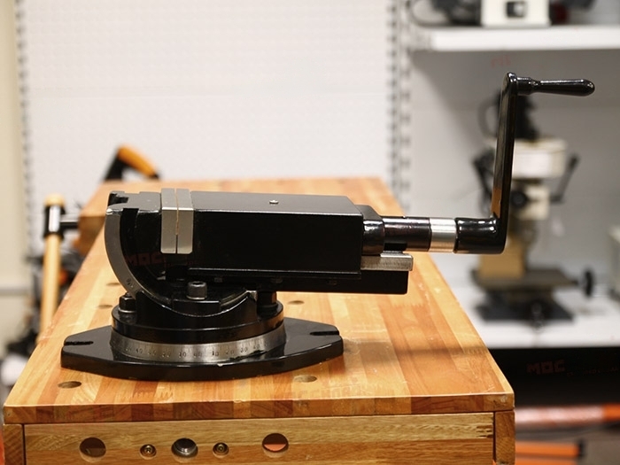 Двухосевые поворотные станочные тиски ZAS 100