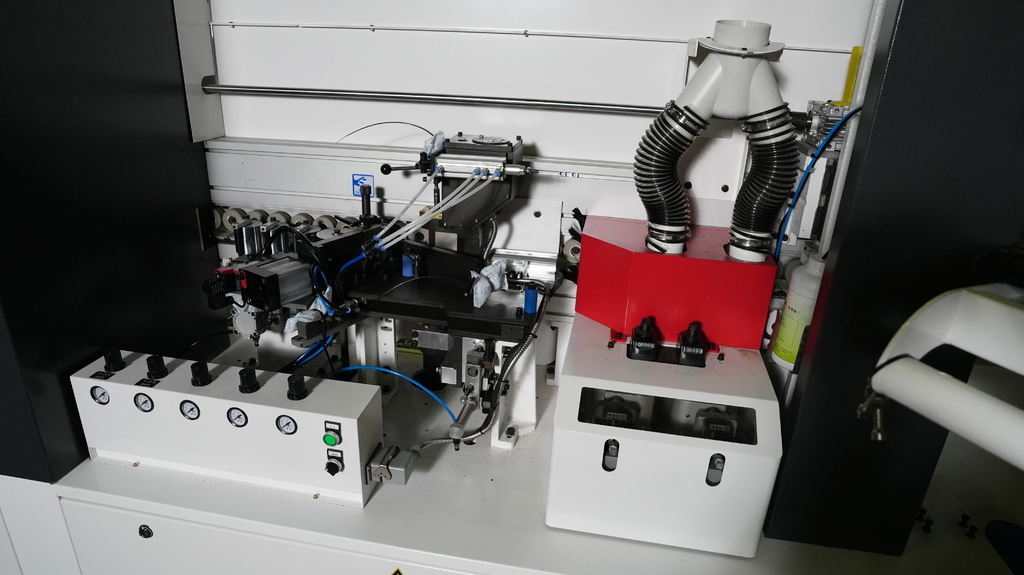 Автоматический кромкооблицовочный станок с серво-перенастройкой основных узлов ADVANTAGE 5000RF SERVO