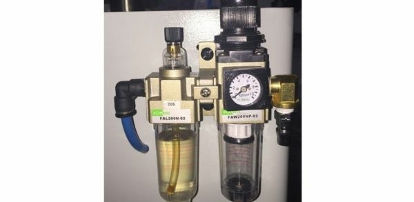 Односторонний шлифовальный станок проходного типа для криволинейных и прямолинейных брусковых деталей, мод. LIGA GB-800A