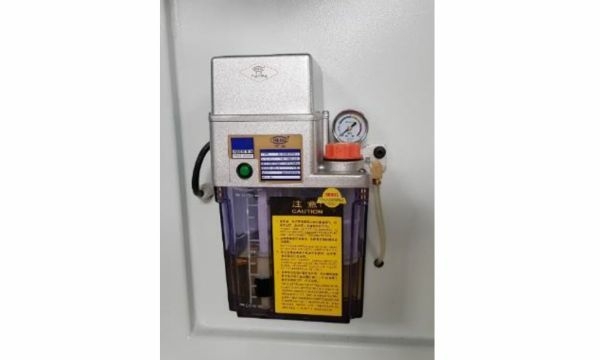 Обрабатывающий центр с ЧПУ Yuetong MDK252D