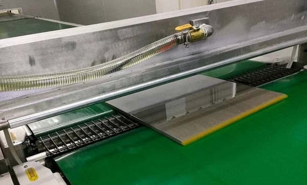 Лаконаливной станок с разгоняющим и тормозящим конвейерами MH7213X