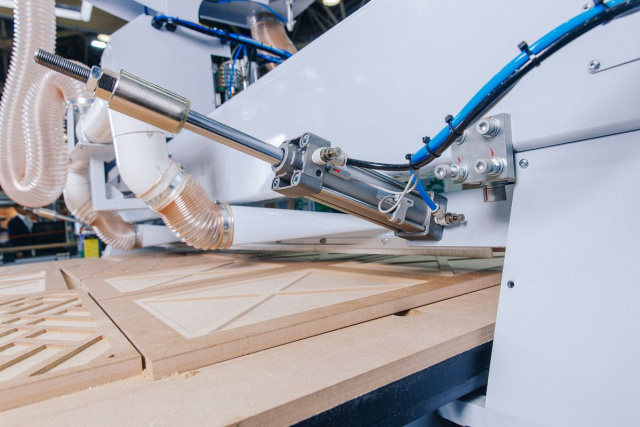 Фрезерный обрабатывающий центр с ЧПУ с автоматическим толкателем Beaver i-NEST