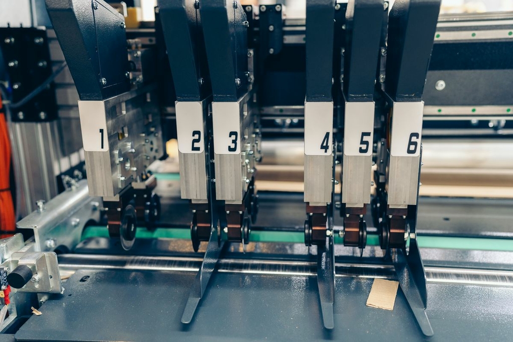 Автоматический станок для резки и рилевки картона NEOBOX 8