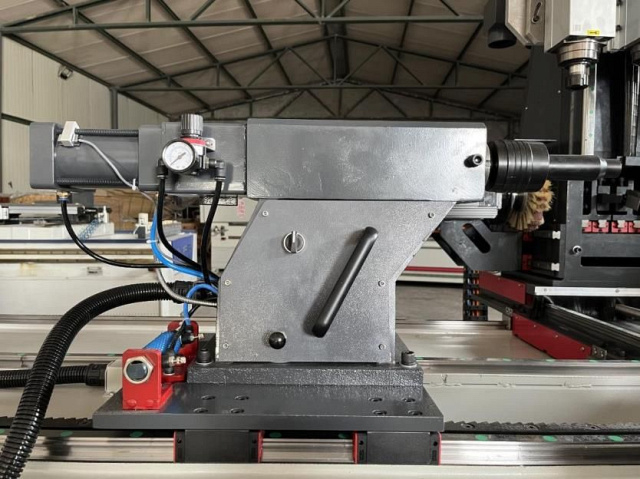 Токарный центр с ЧПУ с автозагрузкой заготовок Beaver 12D4 AUTO AT