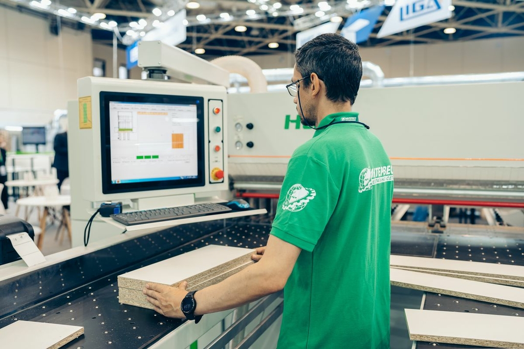 ФОРМАТНО-РАСКРОЕЧНЫЙ ЦЕНТР С ЧПУ HOLD HP380H