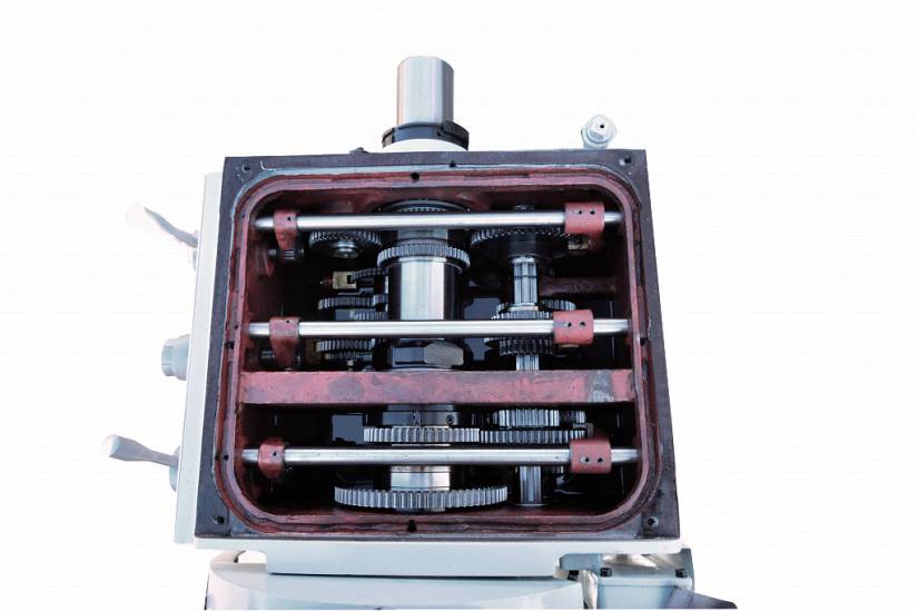 12ти ступенчатая коробка передач, изготовленная из качественной конструкционной стали, развивает большой крутящий момент на малых оборотах