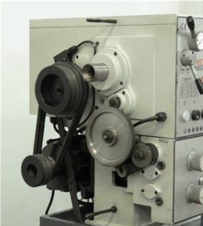 Под защитной крышкой шпиндельной бабки расположены приводные шкивы и гитара зубчатых колес.