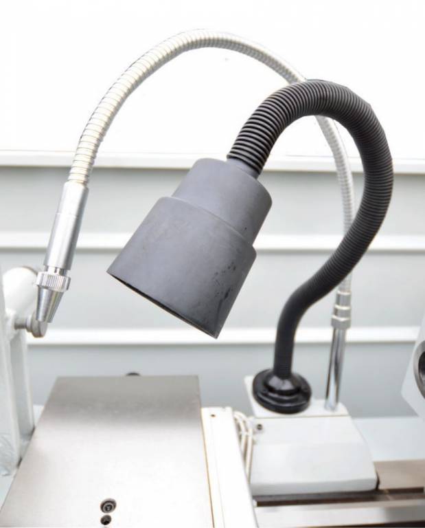 В стандартную комплектацию входят: система подачи СОЖ и станочный светильник местного освещения.