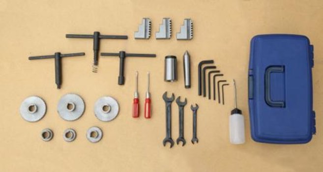 В ЗИП входят ключи, масленка, обратные каленые кулачки, неподвижный центр МТ №3, конус-переходник с МТ-5 на МТ-3 и сменные шестерни для гитары.