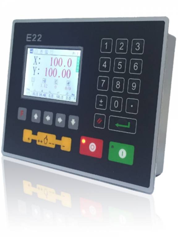   Панель управления  
 Справа от траверсы на поворотном кронштейне расположена панель управления. На панели управления расположен ЧПУ E22 на котором отображаются заданные и текущие положения рабочих органов по осям.  
  Система ЧПУ E22 имеет:  
 
	 Программирование угла гиба в градусах; 
	 Управление осями с точностью 0,1 мм; 
	 Библиотека инструментальной оснастки; 
	 Память 30 программ: в каждой программе до 15 рабочих шагов; 
	 Возможность корректировки угла гибки; 
	 Работа в метрической и дюймовой системах. 
	 Библиотека инструментальной оснастки позволяет задавать угол гиба в градусах, что позволяет оператору изменить угол без дополнительных вычислений вручную, снижая риск ошибки.  
 
