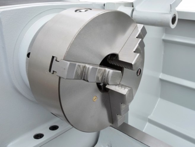 Модель оснащена трехкулачковым патроном диаметром 160 мм  и эргономичной защитой со смотровым окошком.