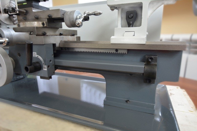 Станок оснащен защитой ходового винта, предотвращающей попадание стружки и дальнейший износ.